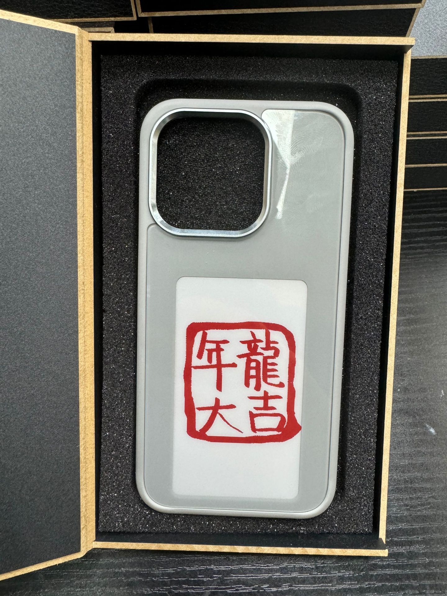 E-Ink Screen Smart Case – Personalized Battery-Free Display